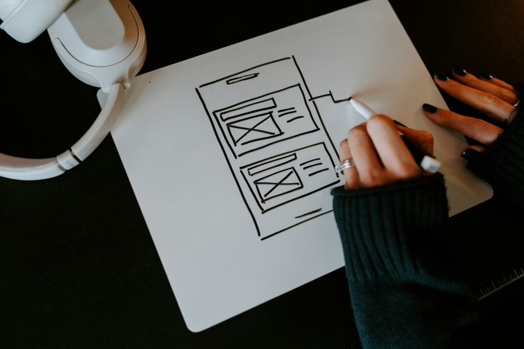 Najčešće greške prilikom pripreme fajlova za štampu 3 a person writing on a piece of paper