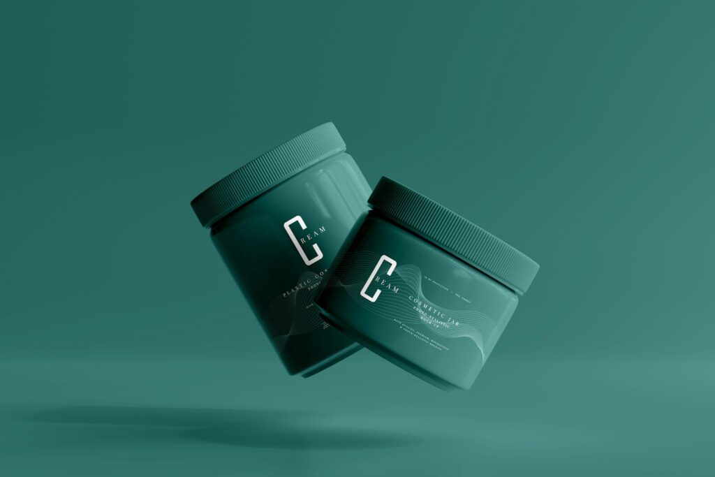 Minimalističke zelene kutije sa modernim logotipom na jednobojnoj pozadini, primer trendi dizajna štampanih materijala i savremenog brendinga ambalaže.