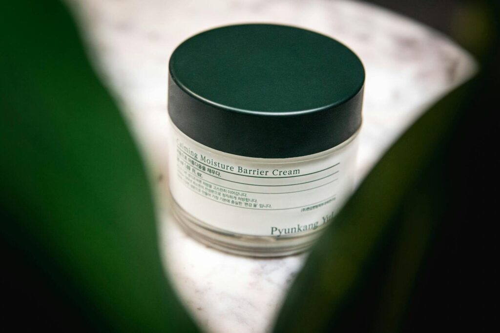 Štampa deklaracija za kozmetiku: kako smanjiti greške pre finalnog tiraža 4 Close-up of Pyunkang Yul Calming Moisture Barrier Cream displayed on a marble surface.