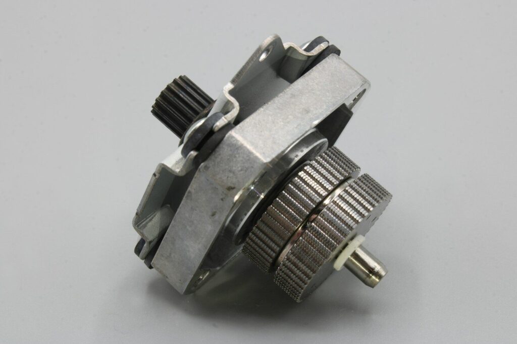 Lasersko graviranje – metalni mehanički deo sa zupčanicima, precizno izrađen kao primer detaljne obrade i industrijske tačnosti.