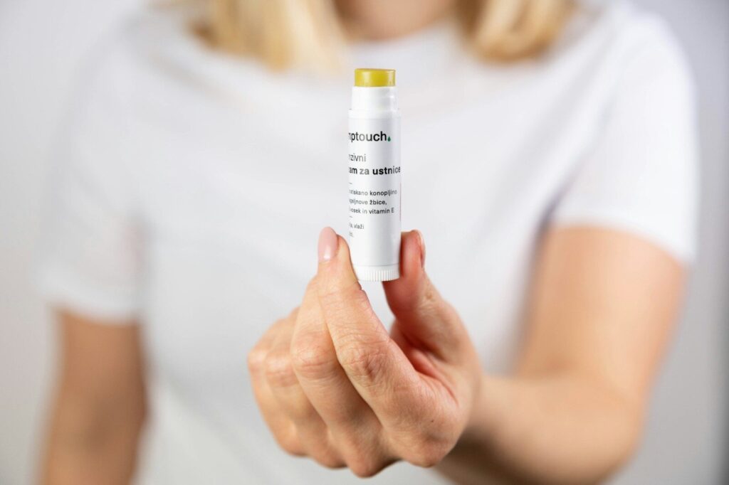 Štampa deklaracija za kozmetiku: kako smanjiti greške pre finalnog tiraža 3 white labeled bottle close-up photography