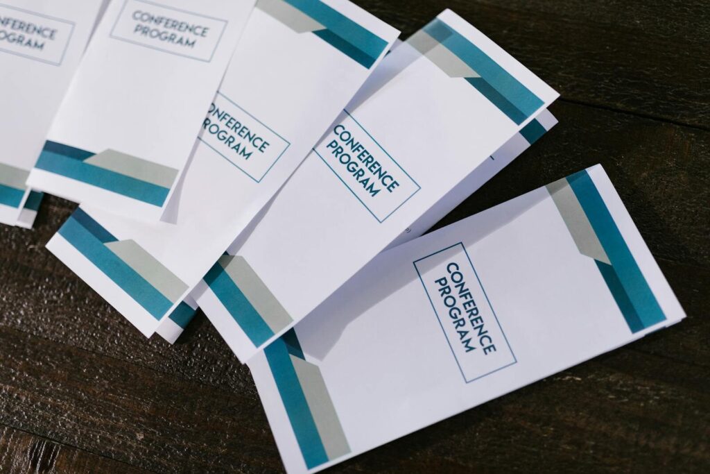 Više primeraka štampanih promotivnih materijala na stolu, prikaz različitih rešenja i profesionalan format brosura za poslovnu prezentaciju i marketing.