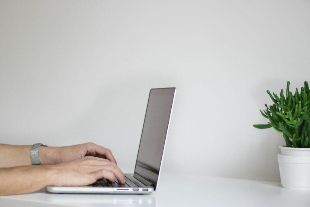 Kako uskladiti više vrsta štampanih materijala da brend izgleda dosledno 4 person using laptop