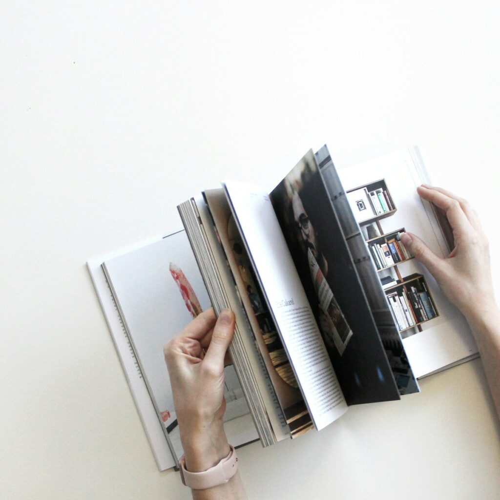 Štampa knjiga, časopisa i publikacija: kako izabrati format, povez i tiraž 2 Otvorene knjige i publikacije na minimalističkoj polici, ilustracija profesionalne usluge stampa knjiga, casopisa i publikacija za različite izdavačke potrebe.