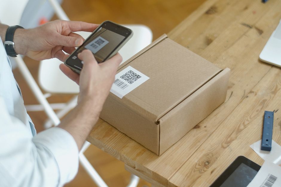 QR kodovi, serijski brojevi i promenljivi podaci u štampi: gde donose vrednost u 2026 2 Ambalaza sa QR kodom koji vodi ka digitalnom uputstvu i podrsci za korisnike